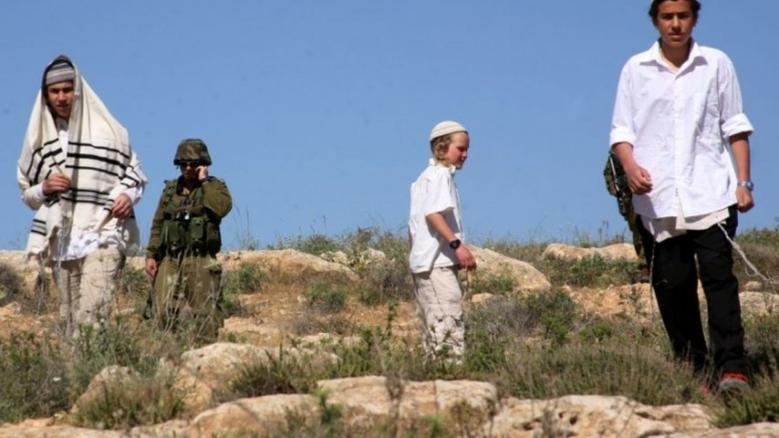 مستوطنون يهاجمون اطراف  سنجل والأهالي يتصدون لهم